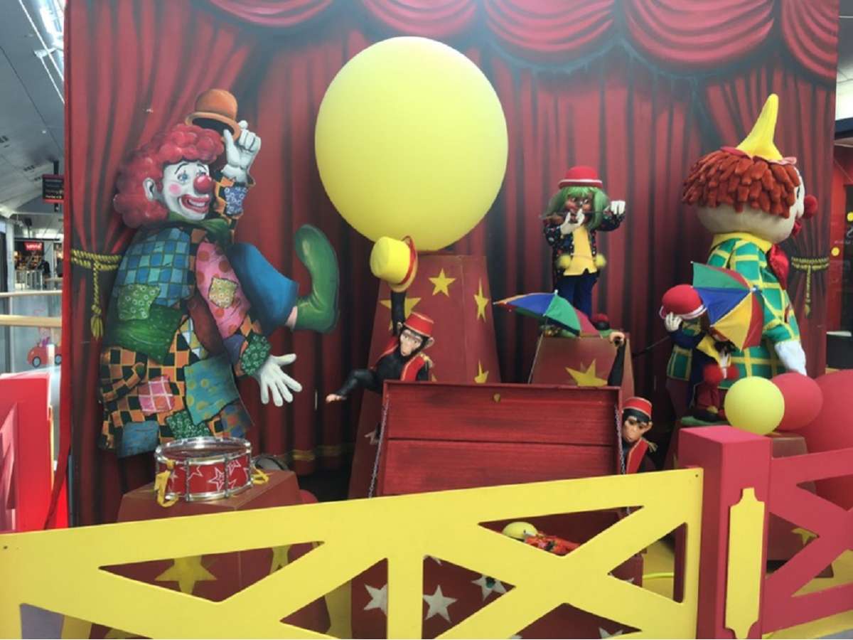 Décorations événementielles cirque : statue clown aux ballons
