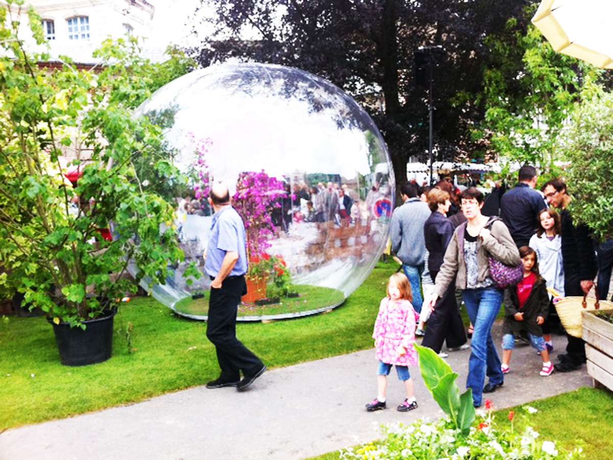 Décoration Evénementielle Papillon : Bulle Cristal à Papillons et Mur Végétal