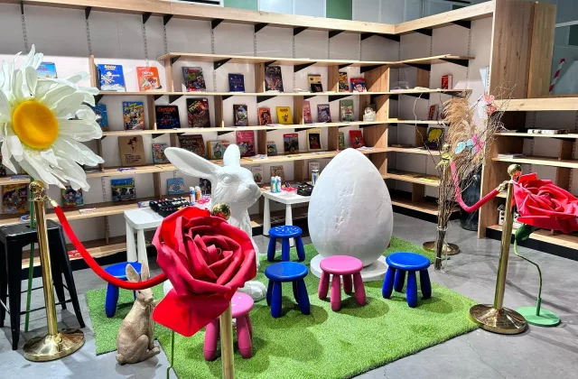 Peinture de Pâques sur lapins et oeufs géants